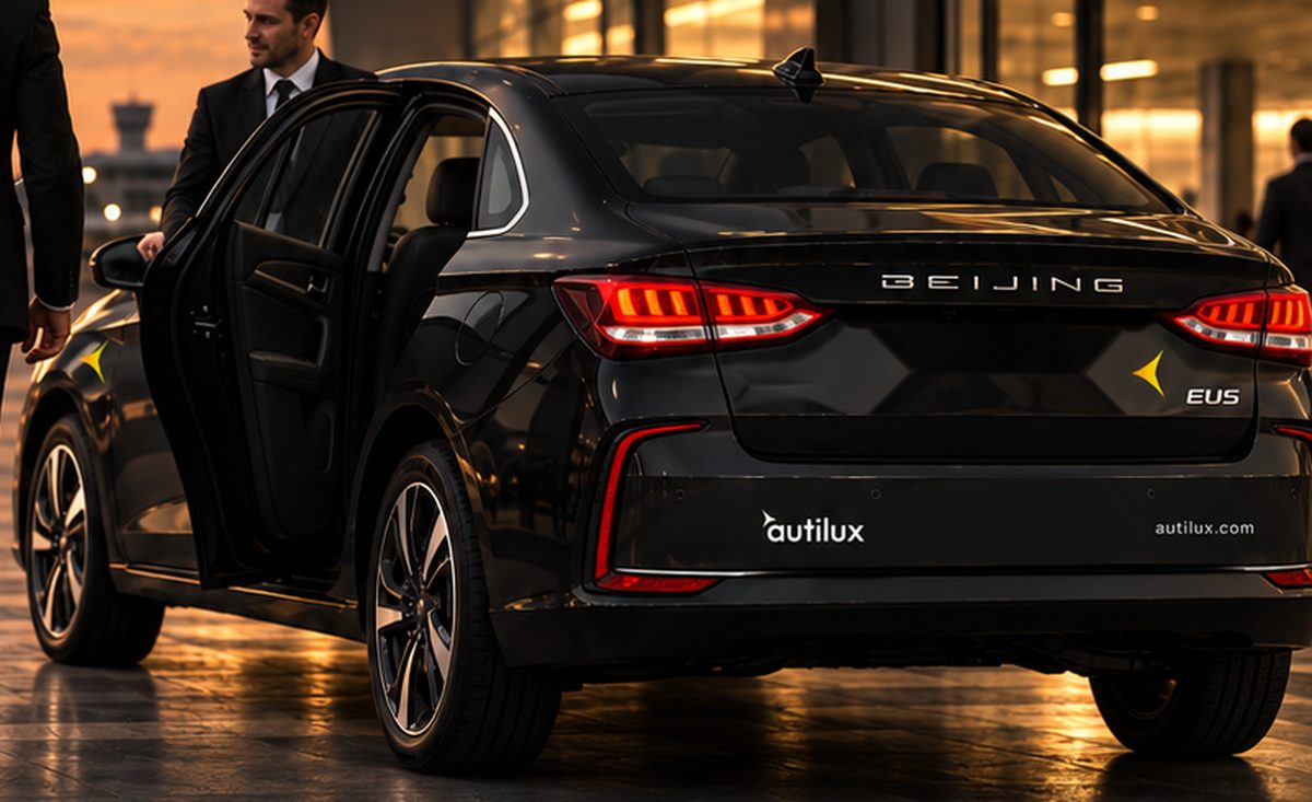 Sedán negro de autilux con el logotipo en la tapa del baúl